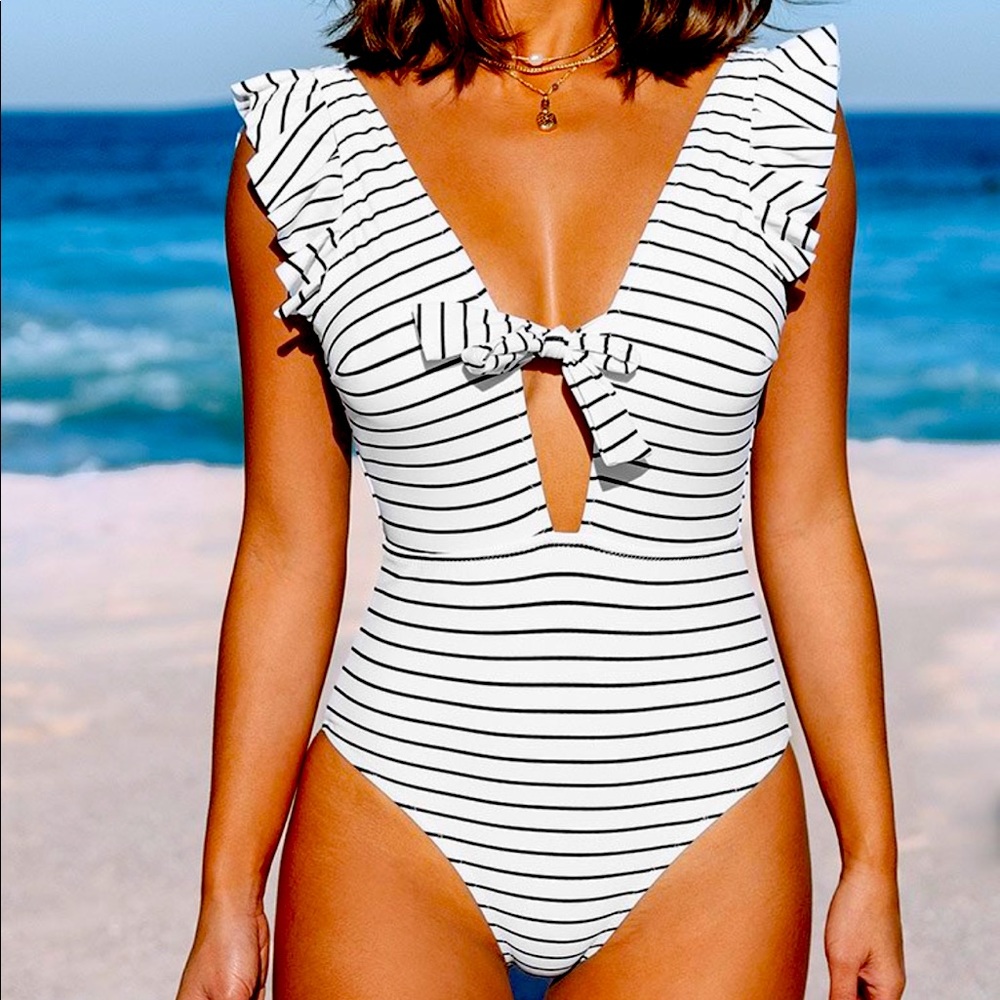 BNWT Cupshe one piece bathing suit